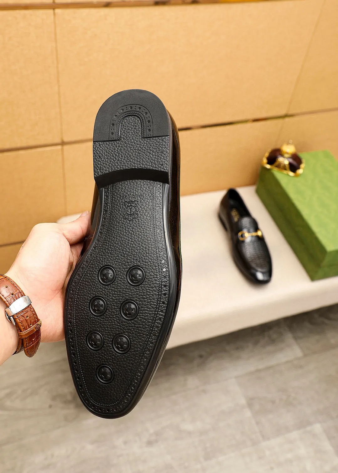 Men's shoes 💰442 💐 Product trademark: GUCCI "Gucci" casual leather shoes Regular size: 38-44 (45🉑️customized) Product materials: Selected imported first-layer patent leather embossed upper + luxury hardware buckle, imported cowhide leather lining. Strong three-dimensional visual effect, rubber outsole Color: 1⃣️color optional